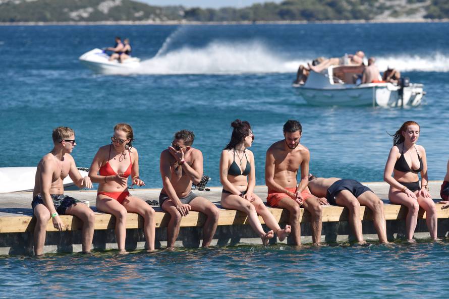 U Tisnom nije tijesno: Oskudno odjevene djevojke upijaju sunce