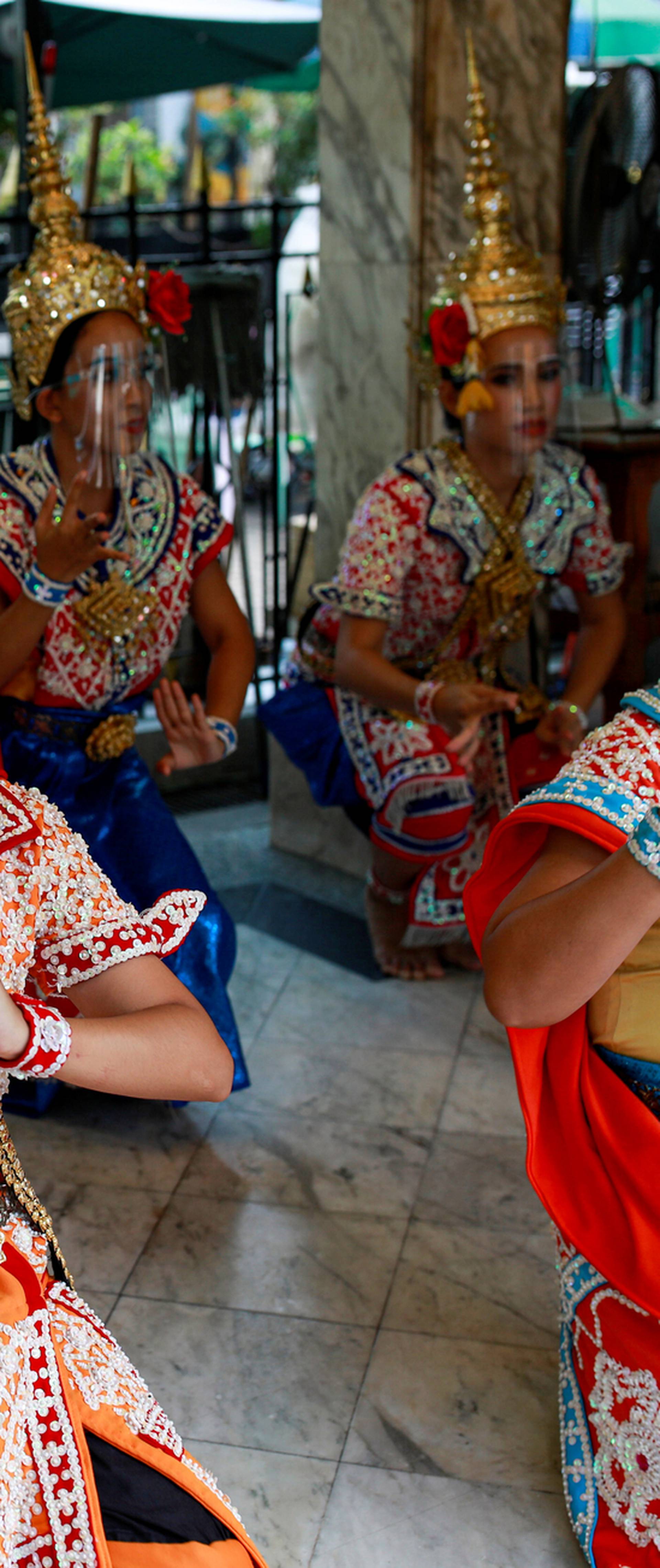 Novo normalno - viziri na licu: Plesačice se vratile u Bangkoku