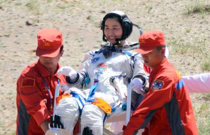 Kineska tročlana posada stigla je iz svemira nakon 13 dana