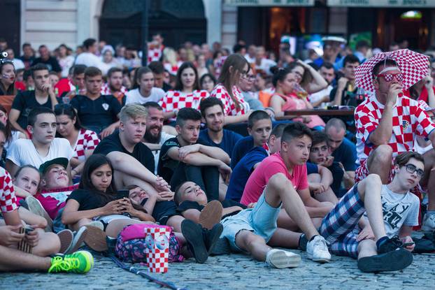 Osijek: NavijaÄi u TvrÄi prate utakmicu Argentina - Hrvatska