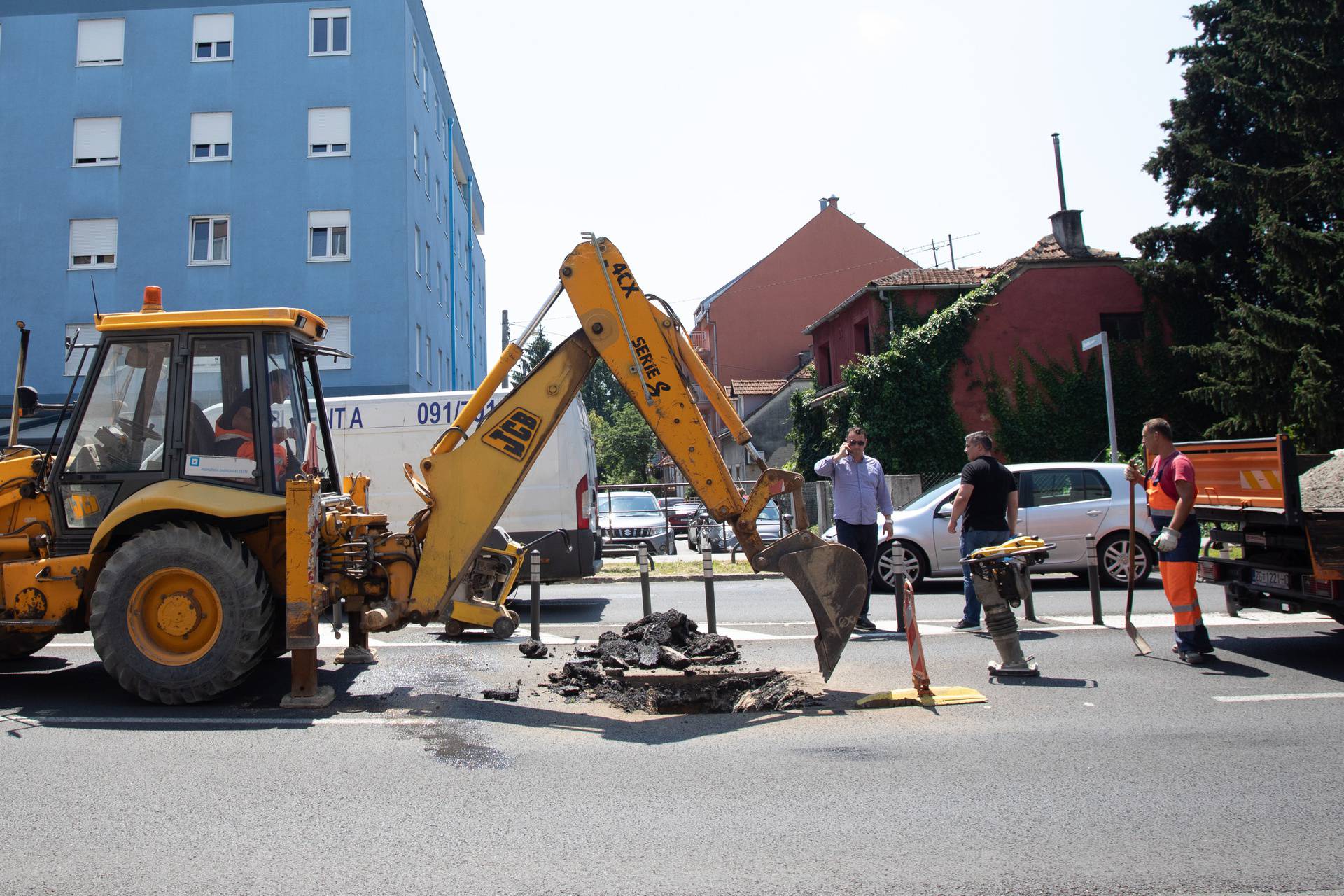 Vukovarska ulica u Zagrebu: Auto pao u rupetinu na cesti!