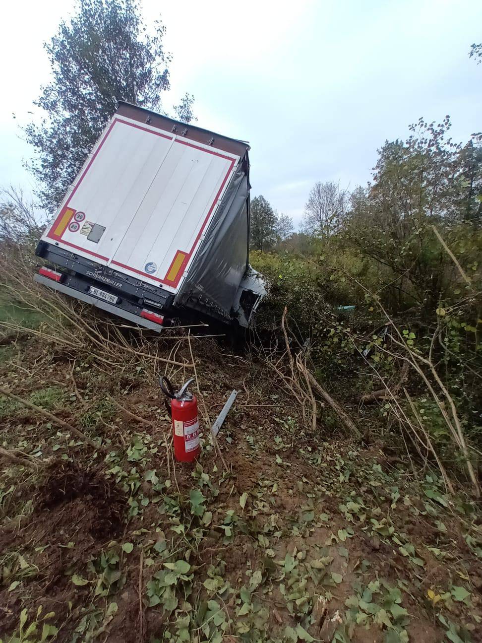 Nova nesreća na A3: Sudarili se kombi i kamion, teretnjakom probio ogradu i izletio u jarak