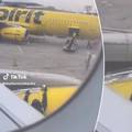 VIDEO Radnik prije polijetanja aviona popravio krilo ljepljivom trakom, zbunjeni putnici gledali