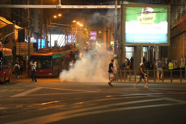 Beograd: Na Slaviji policija protiv prosvjednika upotrijebila suzavac