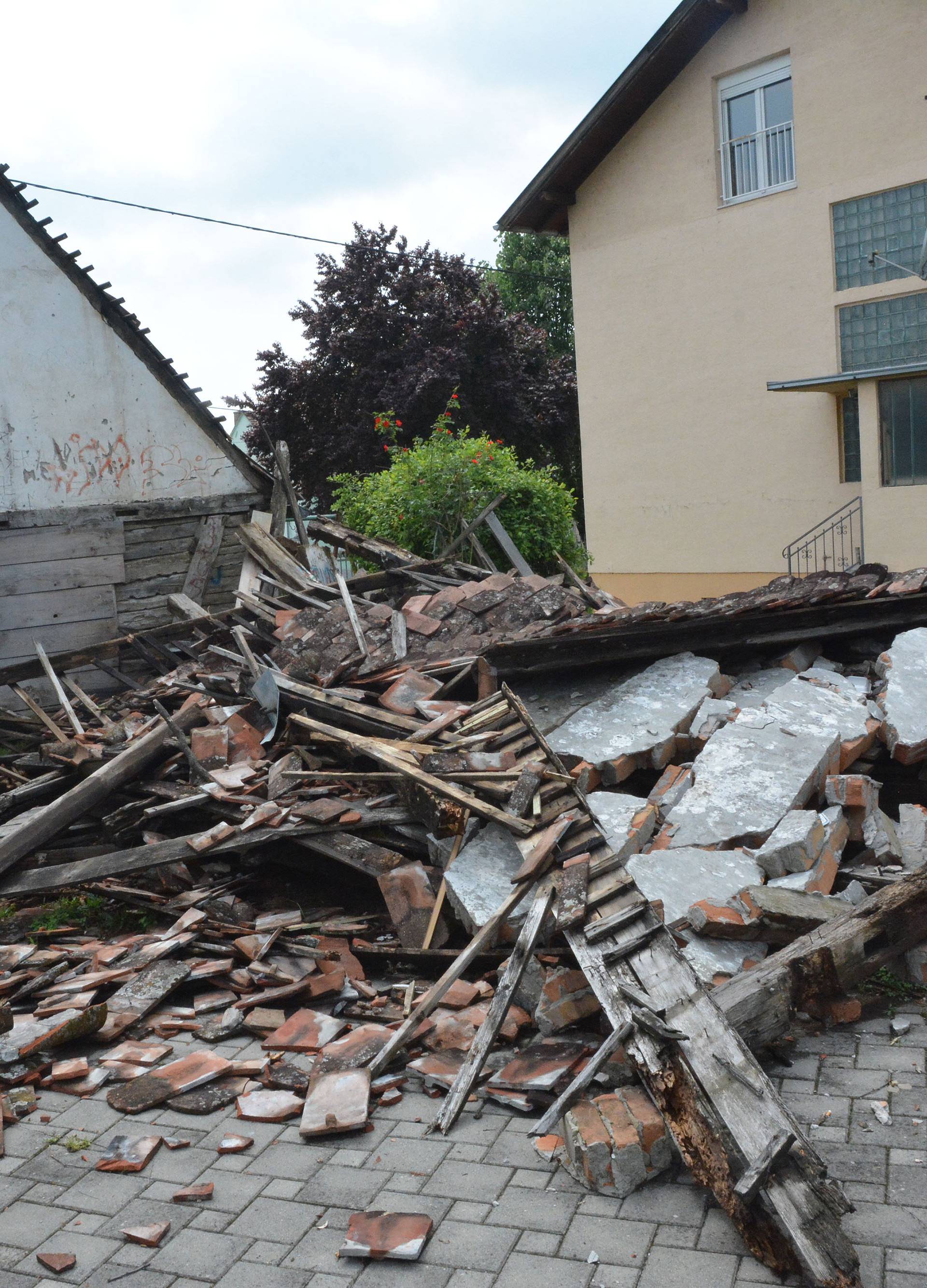 Vjetar srušio trošnu kućicu u kojoj se rodio Đuro Đaković