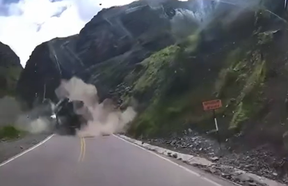 Nevjerojatna snimka iz Perua: Ogroman kamen pao na cestu i zdrobio kamion, vozač preživio