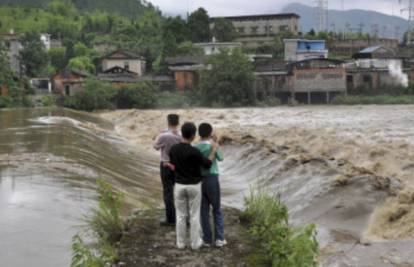 Zbog poplava u Kini evakuirali 100.000 ljudi, kiša i dalje pada