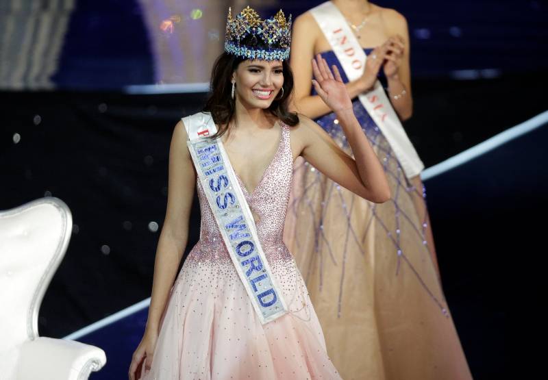Miss Puerto Rico Stephanie Del Valle waves after winning the Miss World 2016 Competition in Oxen Hill, Maryland