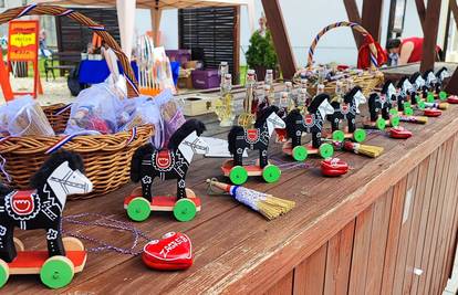 Vesela dječja radionica na Ekotlonu: Bojanje drvenih konjića koje potom nosite kući