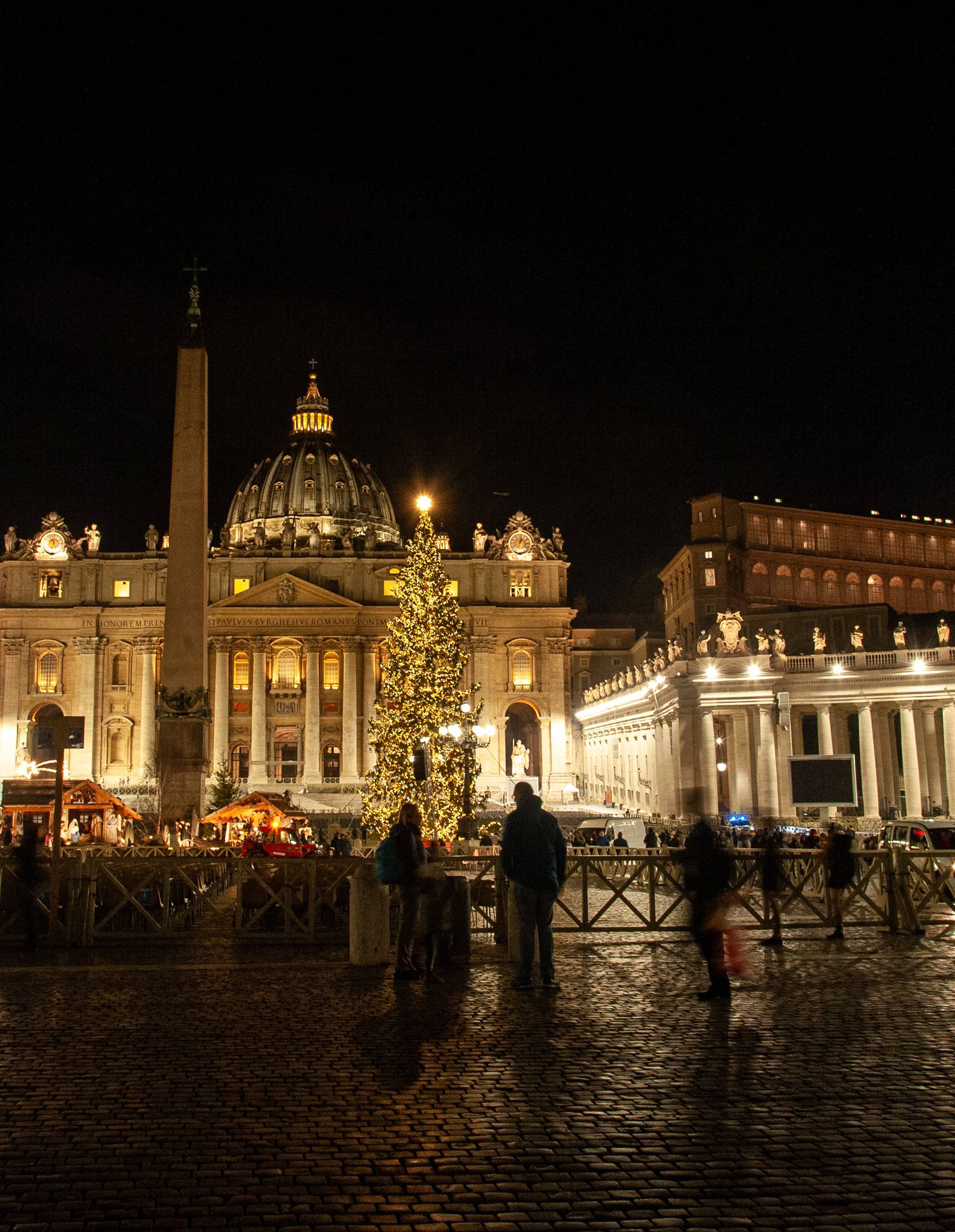 Trg u Vatikanu osvijetlile božićne lampice, jaslice i drvce