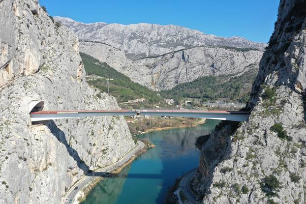 Pogled iz zraka: Spojen most u Omišu, traju zadnje pripreme za svečano otvorenje