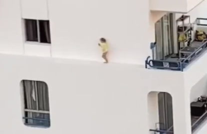 Jezive scene: Dijete izašlo kroz prozor pa hodalo uz rub zgrade
