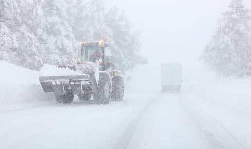 FOTO Gusti snijeg zatrpao Liku i Gorski kotar: Nestalo je struje!