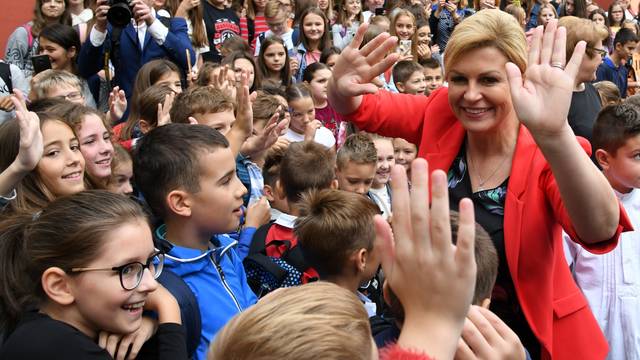 Kolinda učenicima na prvi dan škole: 'Vi ste budući premijeri!'