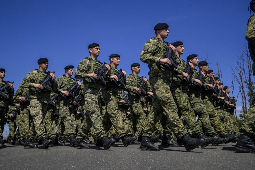 Velika Gorica: Uvježbavanje pješačkih postroja Hrvatske vojske za svečani vojni mimohod