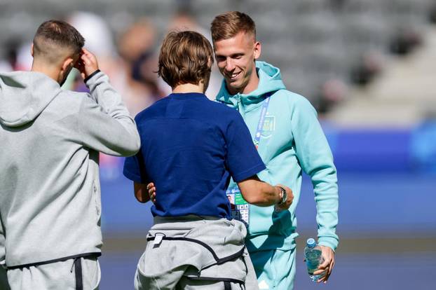 Berlin: Nogometaši u inspekciji terena uoči početka utakmice između Španjolske i Hrvatske