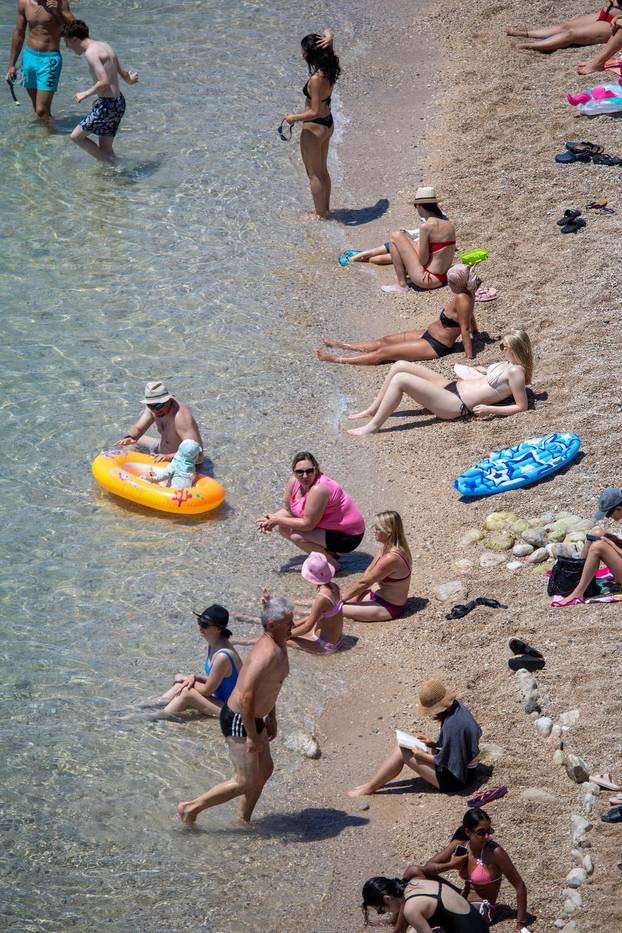 Dubrovnik: Turističke gužve u gradu i spas od vrućine u moru