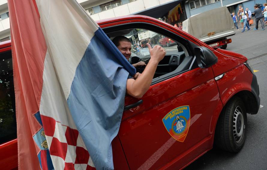 Zagrebački vatrogasci se uz zvukove sirena vratili u Savsku