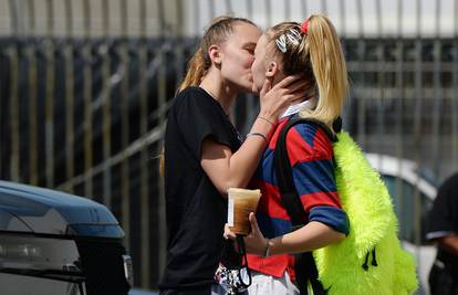 Svi su mislili da su prijateljice, a reality zvijezda pred kamerama je strastveno poljubila djevojku