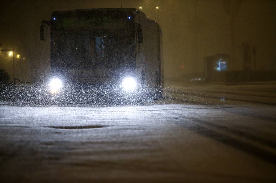 Zagreb: Gust snijeg prekrio gradske ulice
