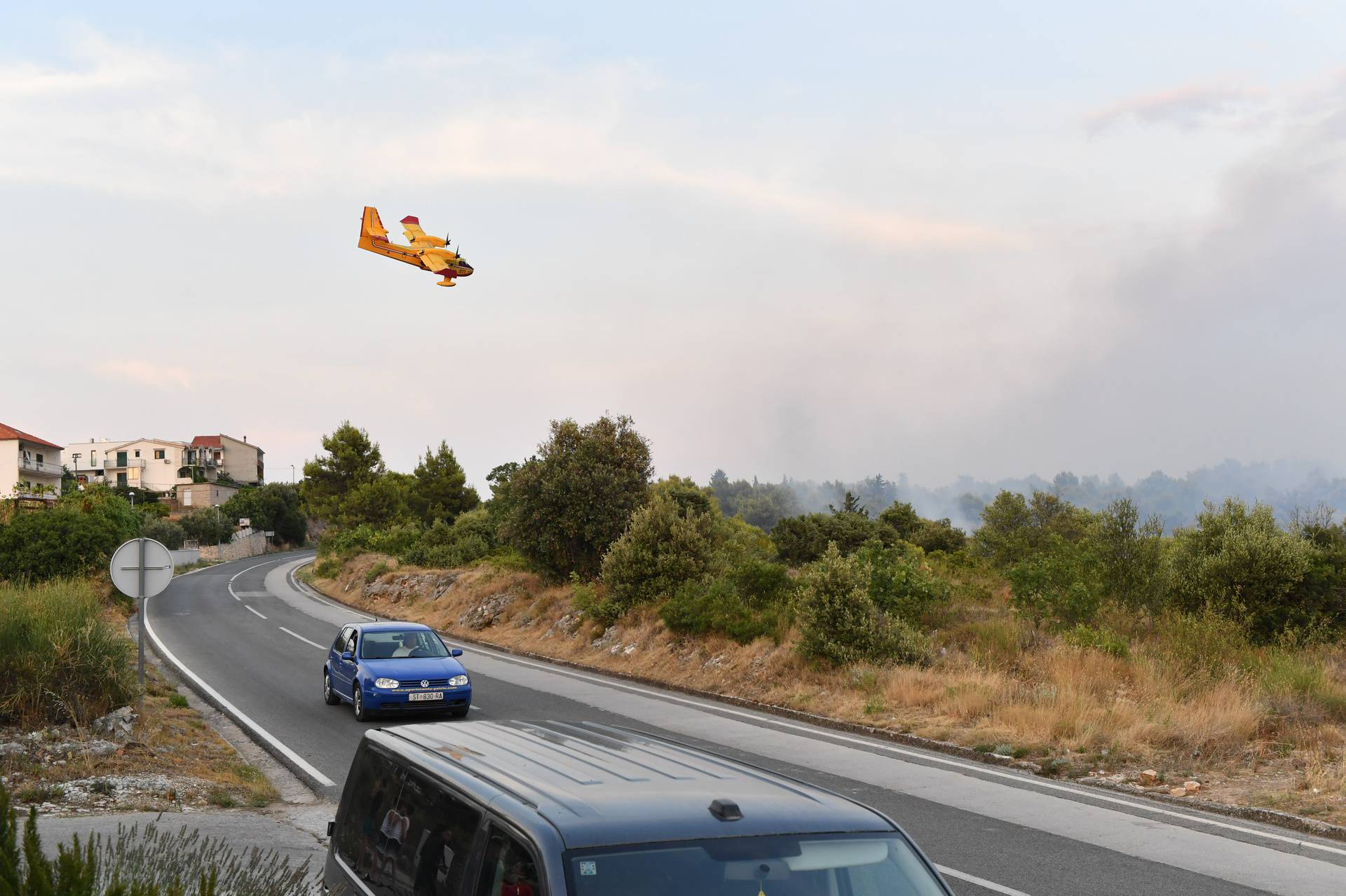 U blizini Trogira izbio požar, u gašenju pomažu i tri protupožarna aviona