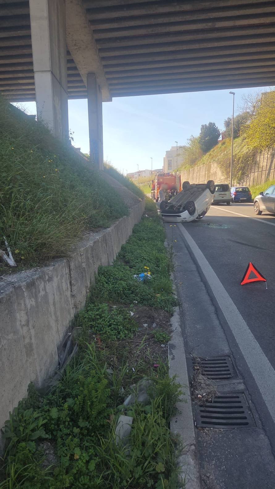 FOTO Kaos na ulazu u Split: Nakon sudara dva automobila, jedan završio na krovu!