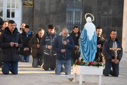 Klečali i u Šibeniku: Muškarci molili krunicu, prosvjednici stigli s brojnim transparentima