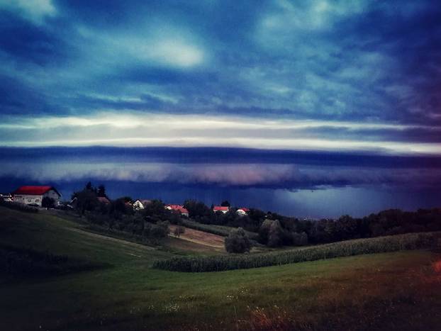 FOTO Crni oblaci zamračili nebo nad Zagrebom: 'Snažan vjetar mi je sve razbacao na balkonu'