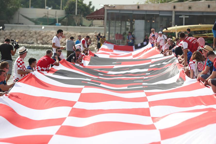 KATAR 2022: Hrvatski navijači razvili su zastavu dugačku 200 metara na plaži ispred hotela Hilton Doha 