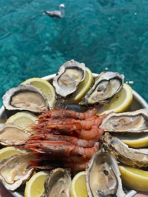 FOTO Fali li kome Liga prvaka? Ljubiteljica Hajduka ne može sakriti bujne obline na jahti...