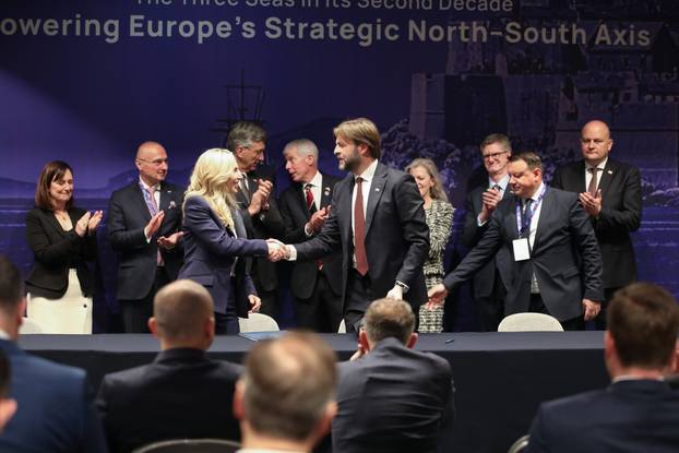 Dubrovnik: U sklopu Inicijative triju mora potpisan sporazum u području energetike, prometa, tehnologije, financija i porezne politike