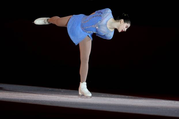 Zagreb: Predsjednica Grabar-Kitarović sa surugom Jakovom bodrila kćer na reviji pobjednika