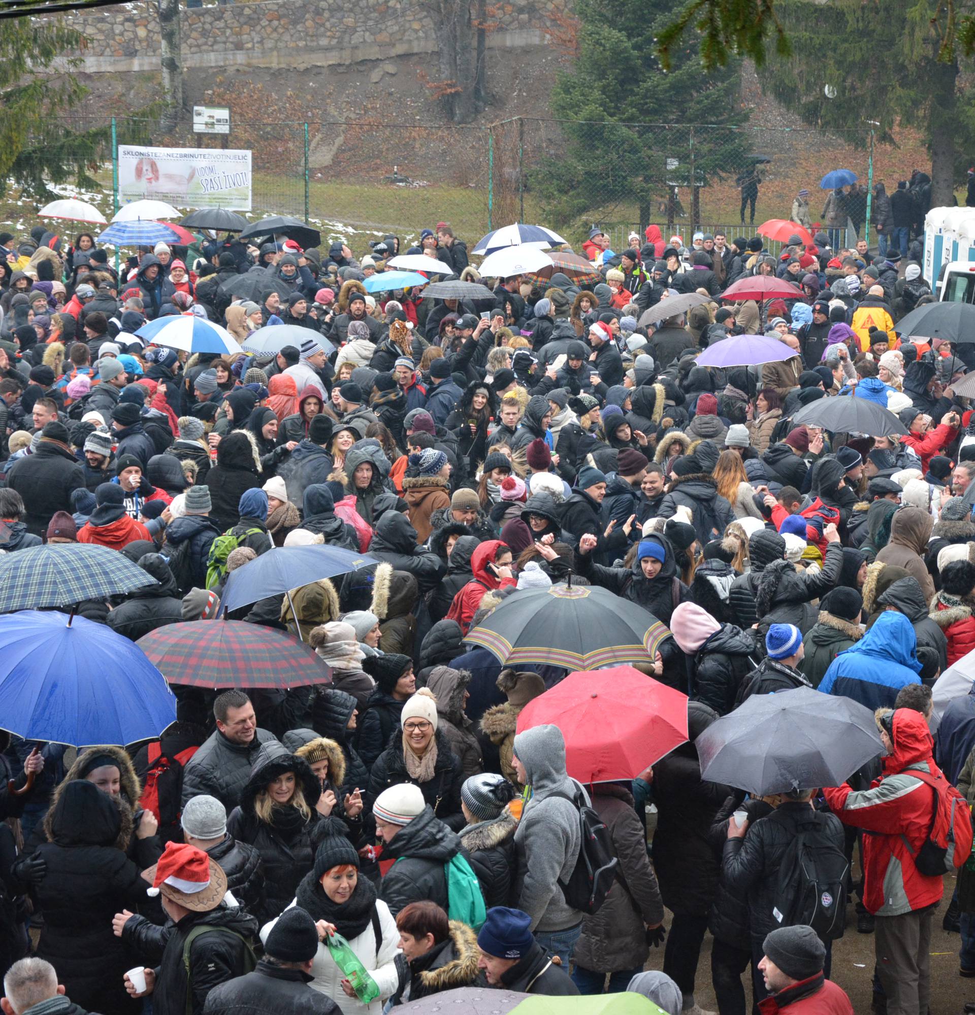 Tisuće ljudi dočekale Novu u podne u Fužinama i Samoboru