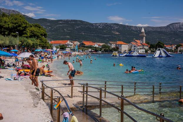 Kaštel Stafilić: Gužva na plaži Gabine