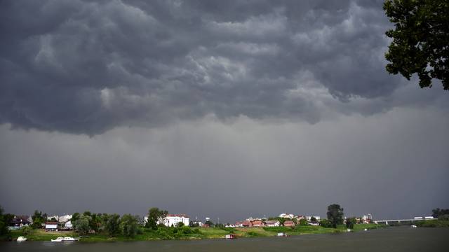 Slavonski Brod: Tamni olujni oblaci najavljuju naglu promjenu vremena