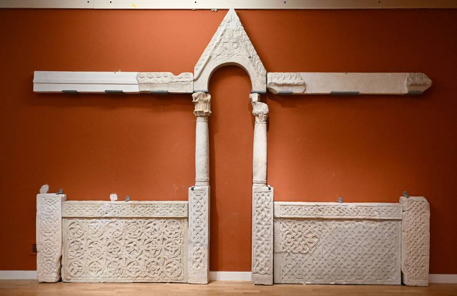 Zagreb: 1100 izlozba Hrvatskog Kraljevstva  u Klovicevim dvorima