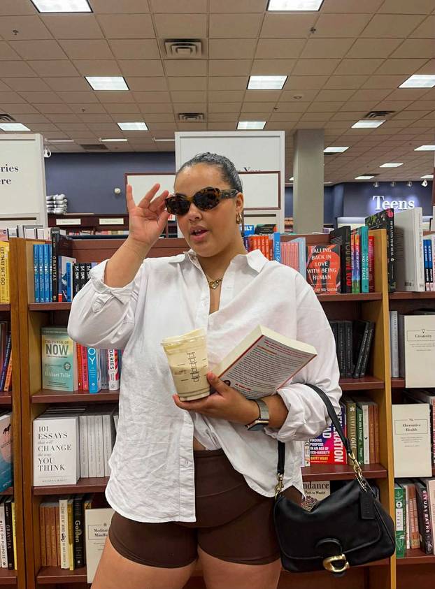 Plus-size influencerica ponosno pokazuje svoje obline: 'Tko se ne bi hvalio ovakvim grudima?'