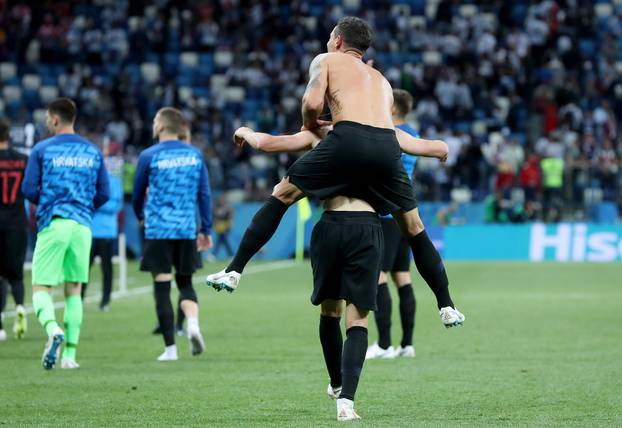 NjiÅ¾ni Novgorod: Lovren, RakitiÄ i Vida poklonili gornje dijelove dresova navijaÄima