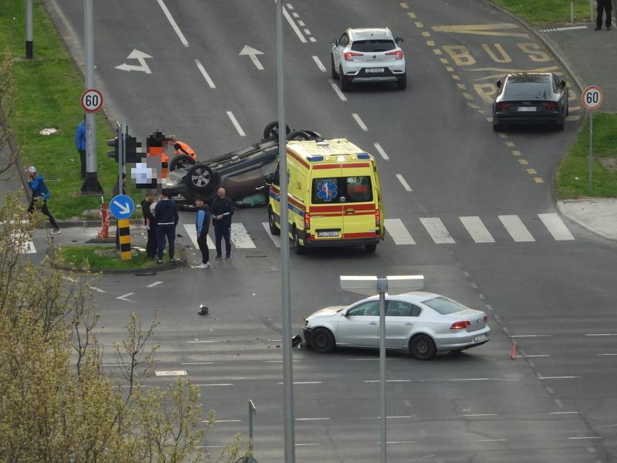 FOTO Automobil završio na krovu u Zagrebu! Dvoje ljudi ozlijeđeno u prometnoj nesreći