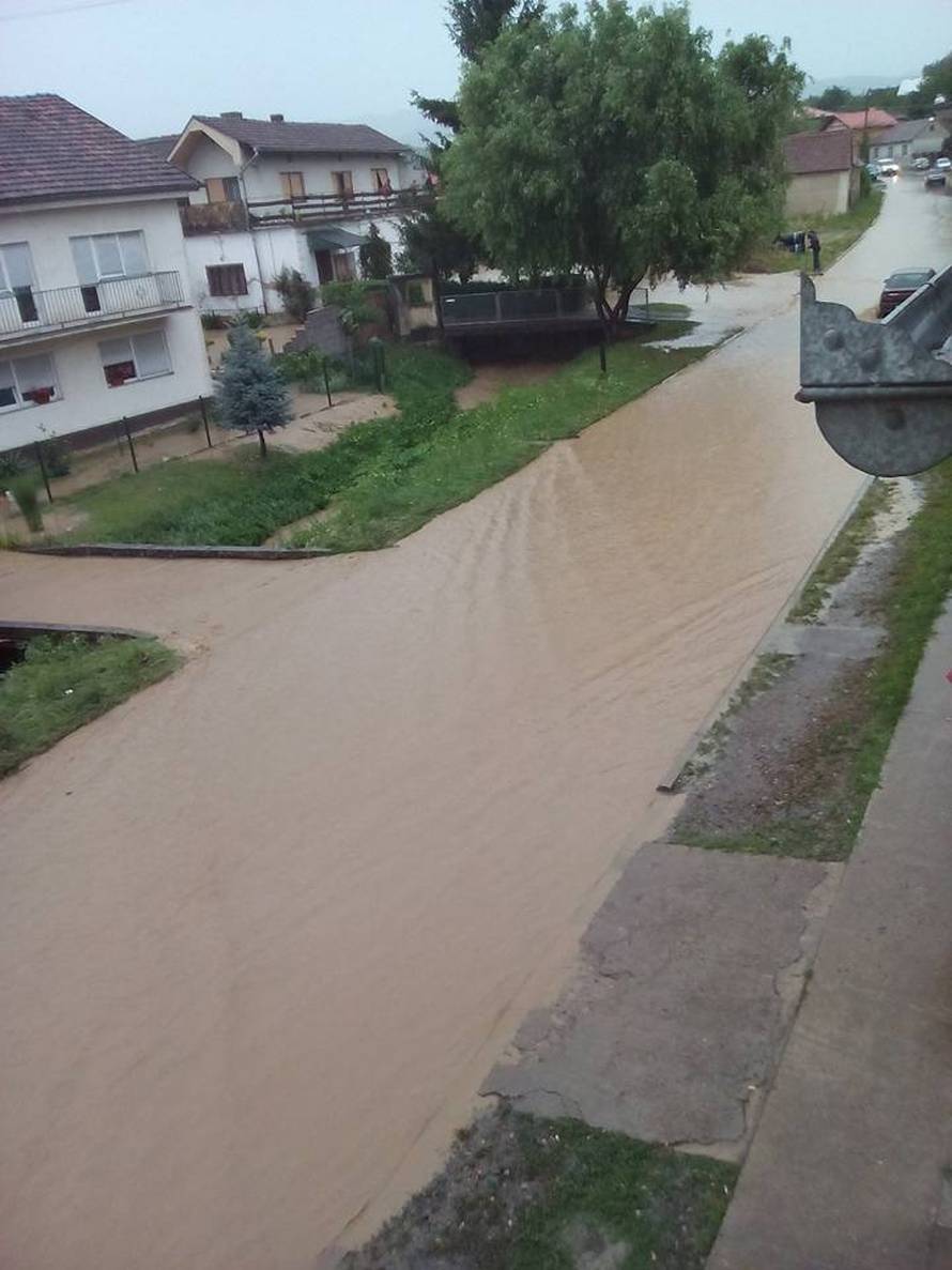 Nevrijeme rušilo stabla, nosilo krovove, kiša poplavila ulice