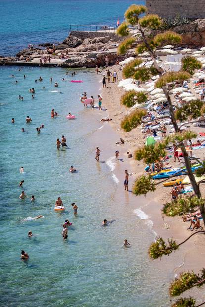 Dubrovnik: Plaža Banje puna je posjetitelja