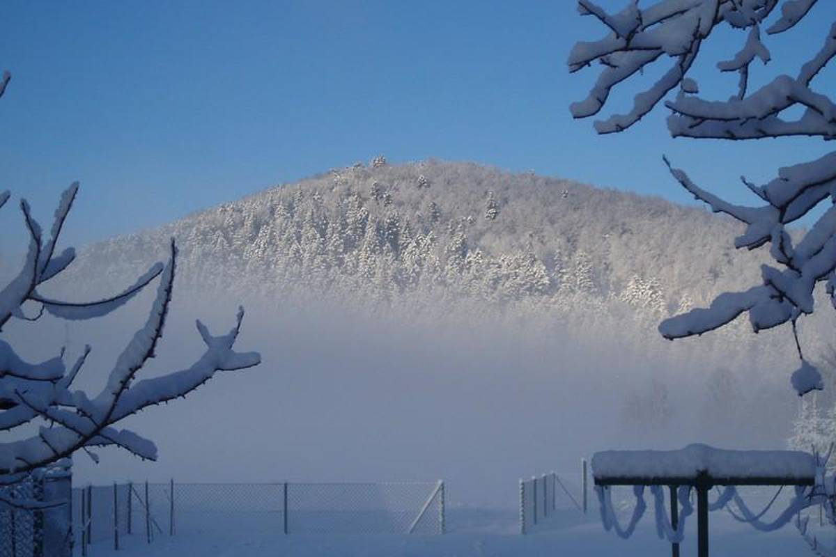 Zimsko jutro u Gorskom kotaru s novim snijegom