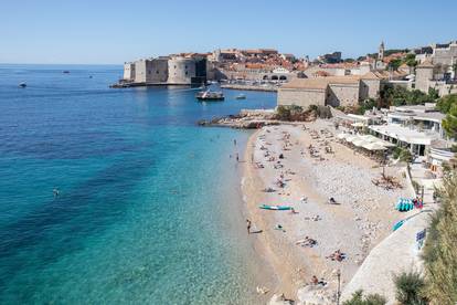 FOTO U Dubrovniku je i dalje ljeto: Turisti preplavili grad, uživaju na plažama i sunčaju se