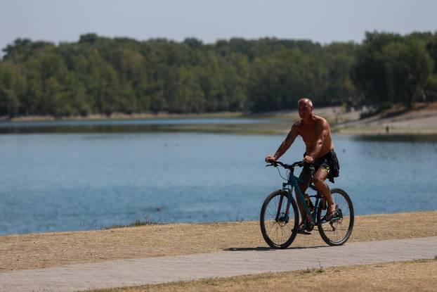 Zagreb: Tek rijetki građani spas od vrućina potražili na Jarunu