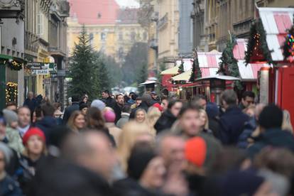 FOTO Gužva na špici: Benčić, Grlić Radman  i brojni političari za Badnjak u centru Zagreba