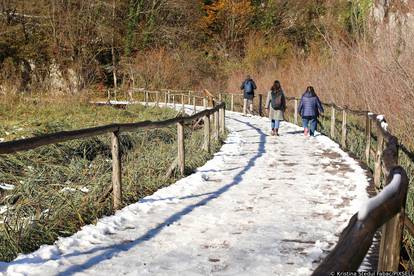 Jesenska idila na Plitvicama gdje je pao i snijeg