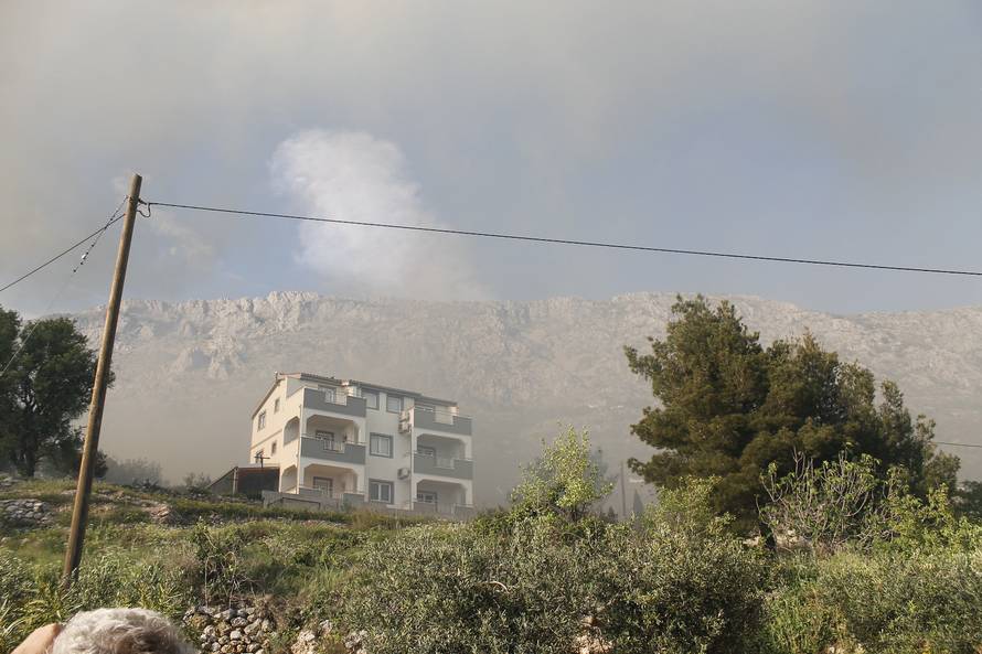 Kod Omiša je buknuo požar, morali zatvoriti i magistralu