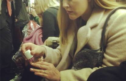 Obična cura: Drew Barrymore u podzemnoj si lakirala nokte