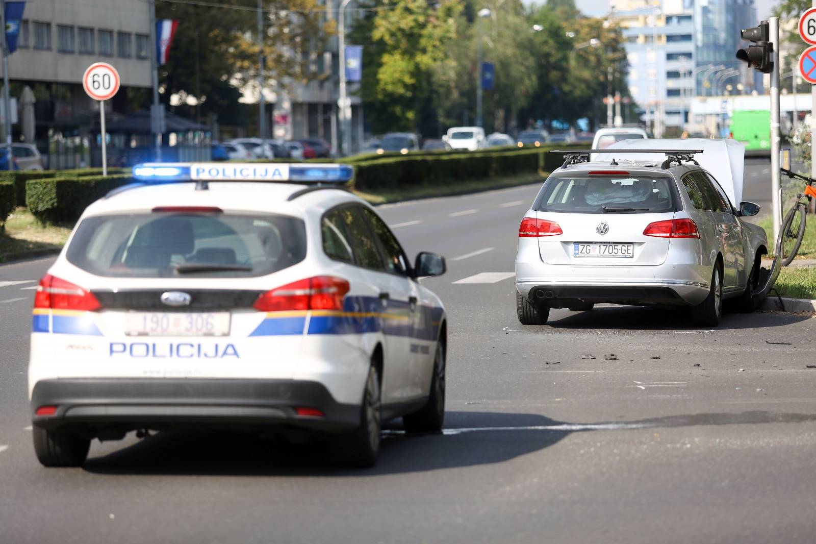Zagreb: Prometna nesreÄa na kriÅ¾anju Vukovarske i Koranske ulice, auto zavrÅ¡io na krovu
