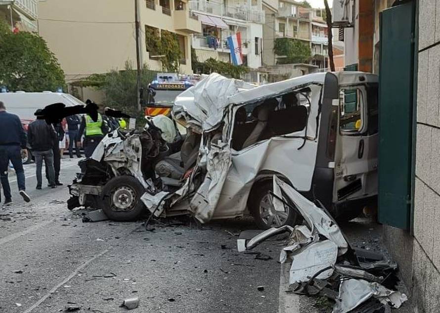 Strašne fotografije s mjesta nesreće u Dugom Ratu: Kombi je zdrobljen, čovjek je poginuo